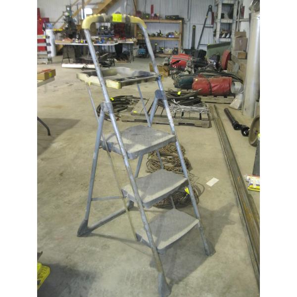 3-STEP FOLDING LADDER