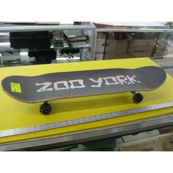 ZOO YORK SKATEBOARD