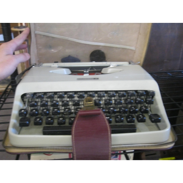 SM. CASED MANUAL UNDERWOOD TYPEWRITER