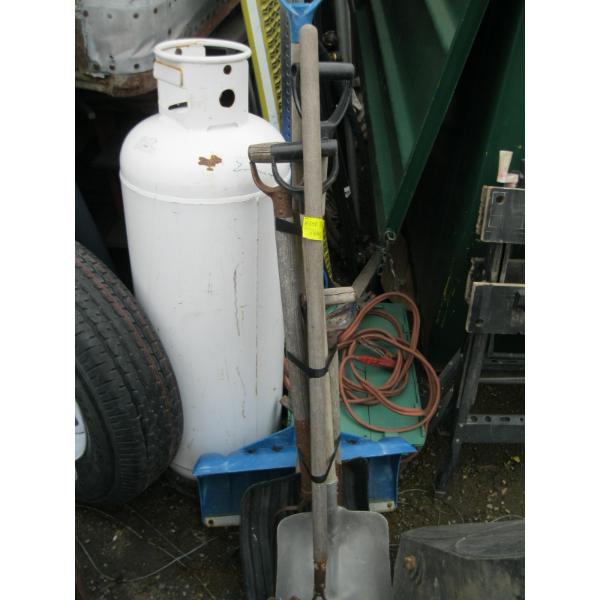 BUNDLE OF GARDEN TOOLS