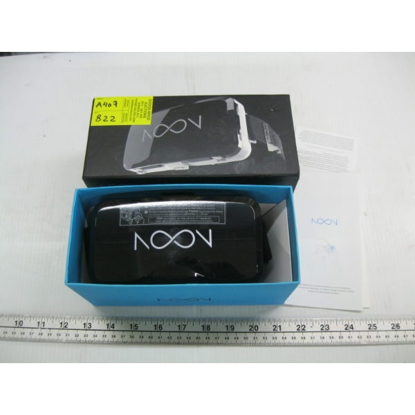 PAIR OF VR GOGGLES