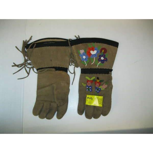 PAIR OF BEADED LEATHER GLOVES