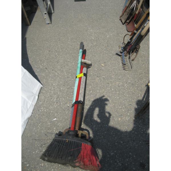 BUNDLE OF GARDEN TOOLS