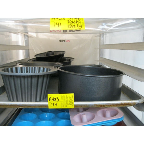 TRAY OF ASST. BUNDT PANS, CUPCAKE TINS, MOLDS, ETC.