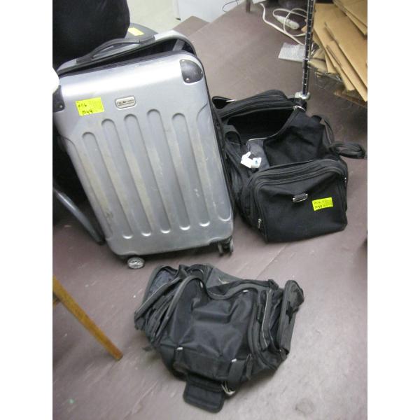 CARRY ON SUITCASE W/BAGS - MISSING 1 WHEEL