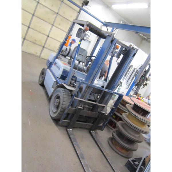 KOMATSU FG25 PROPANE FORKLIFT - 5,000# CAPACITY W/2243.9 HOURS