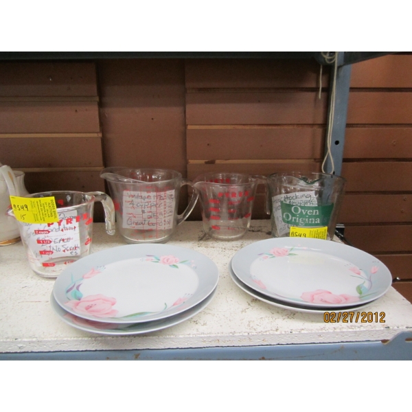 VINTAGE MEASURING CUPS - PYREX, FIRE KING, ANCHOR HOCKING - & 4 PLATES