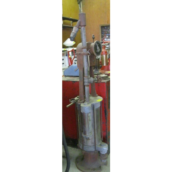 1915 BOYLE/DAYTON 51 5 GALLON CURB PUMP