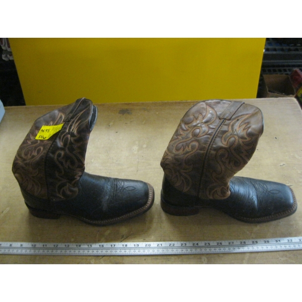 PAIR OF LAREDO SZ 9 COWBOY BOOTS