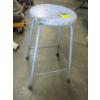 Image 3 : 2 STOOLS & A FLUORESCENT LIGHT FIXTURE