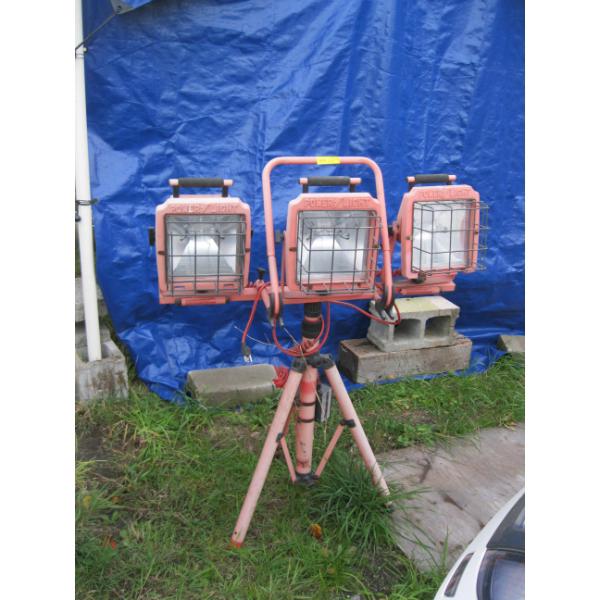TRIPLE HEADED FLOODLIGHT ON TRIPOD
