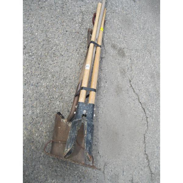 BUNDLE OF GARDEN TOOLS