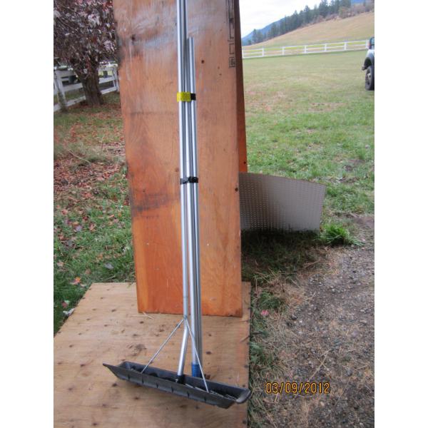 LONG HANDLED SNOW SHOVEL & SNOW PRO
