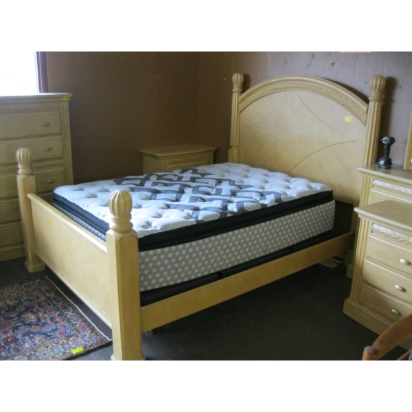 QUEEN SIZE HEADBOARD/FOOTBOARD W/RAILS