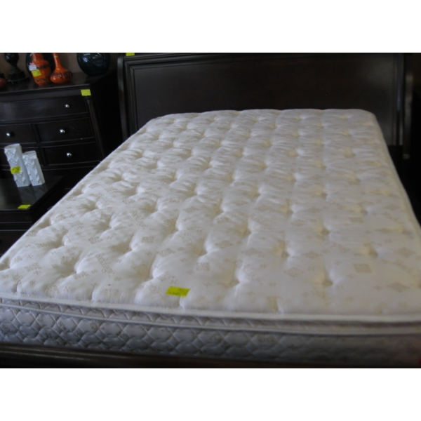 QUEEN SIZE PILLOW TOP MATTRESS & BOXSPRING