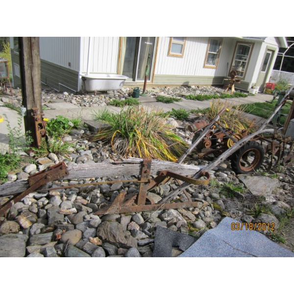 LG. WOOD & METAL HAND PLOW