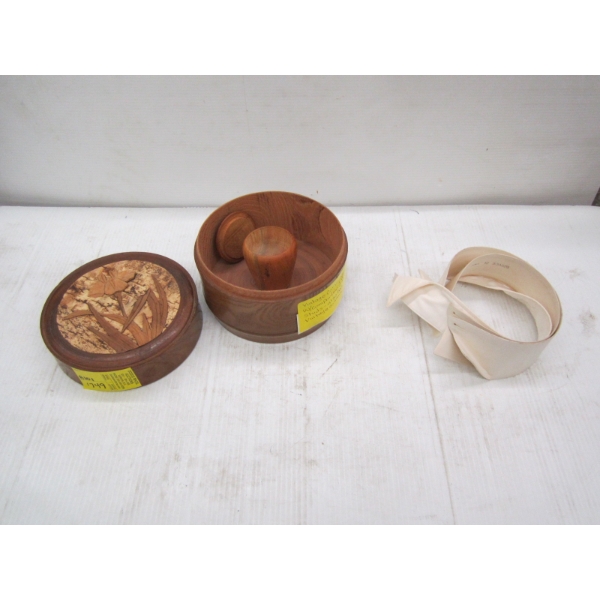 VINTAGE CARVED COLLAR W/COMPARTMENT FOR STUDS & COLLARS