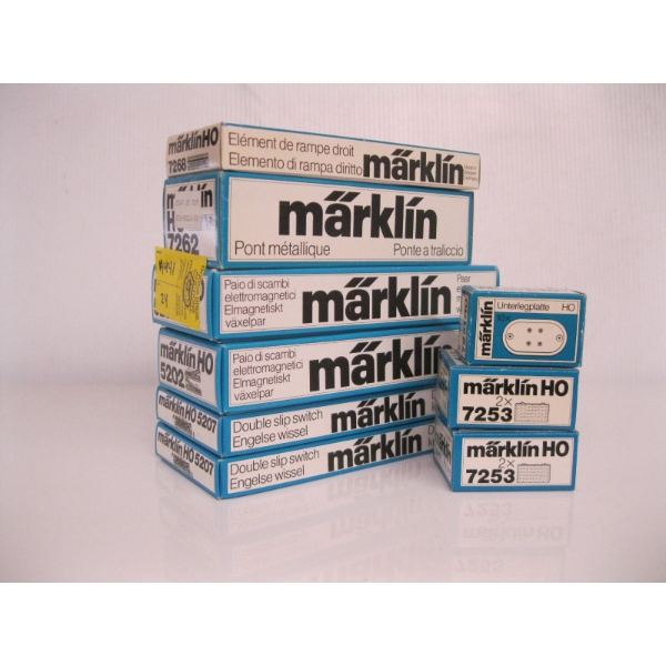 9 BOXES OF MARKLIN HO TRAIN TRACK & ACCESS.