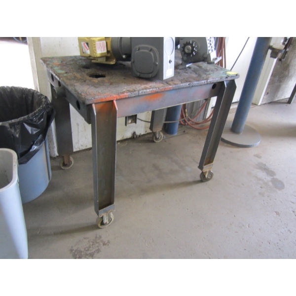 HEAVY DUTY WORKBENCH ON CASTORS
