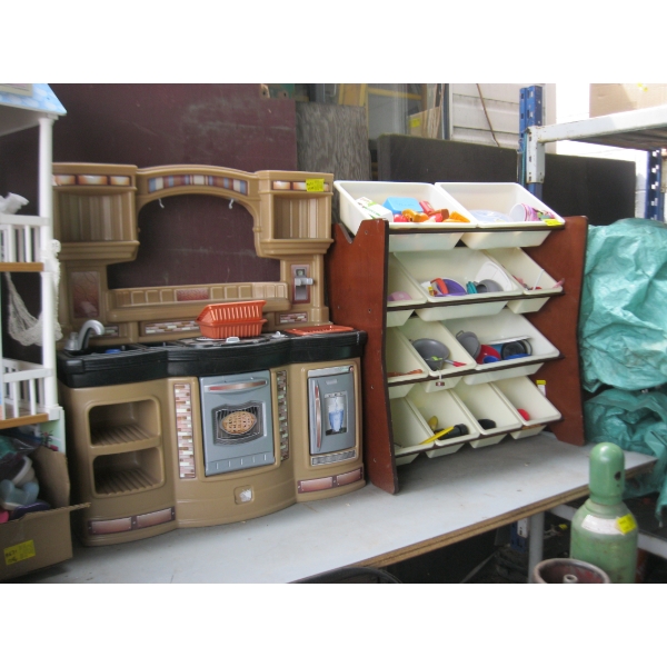 KIDs KITCHEN SET W/STAND FOR DISHES