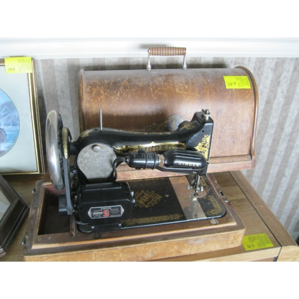 SINGER WOOD CASED PORTABLE SEWING MACHINE