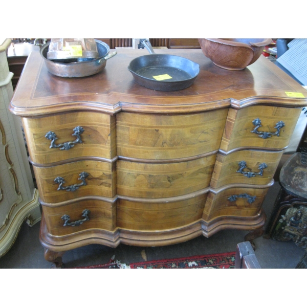 ANTIQUE 3 DRAWER DRESSER W/BALL & CLAW LEGS