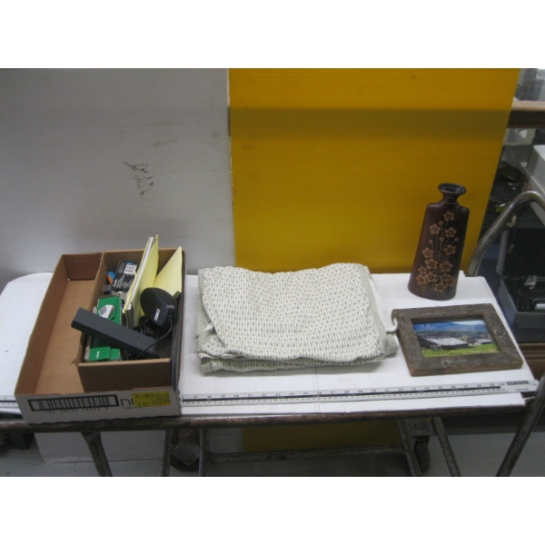 FLAT OF OFFICE SUPPLIES, DÉCOR ITEMS, ETC.