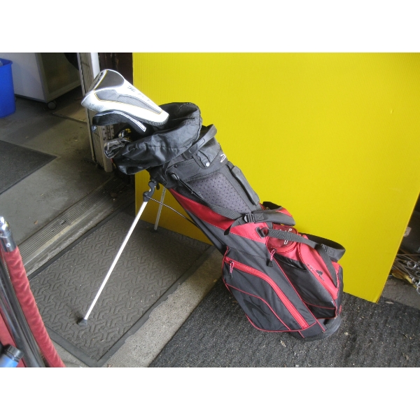 SET OF RIGHT HANDED COBRA GOLF CLUBS W/BAG