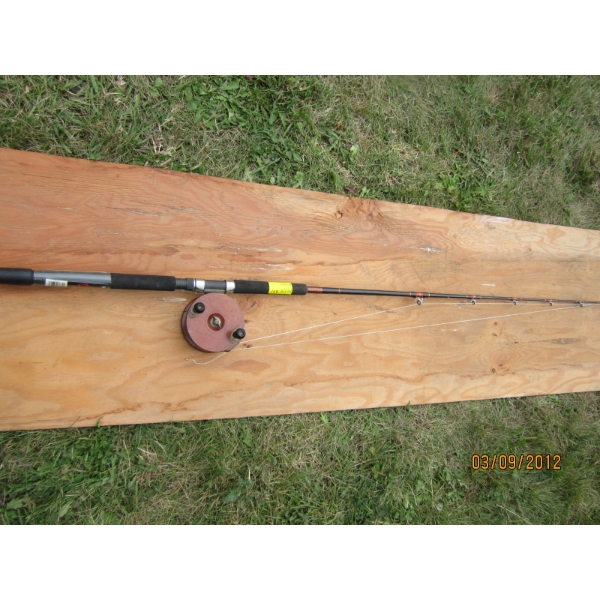 HEAVY DUTY FISHING ROD W/WOODEN REEL
