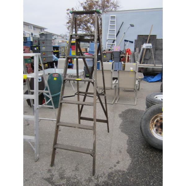 7' WOODEN STEPLADDER