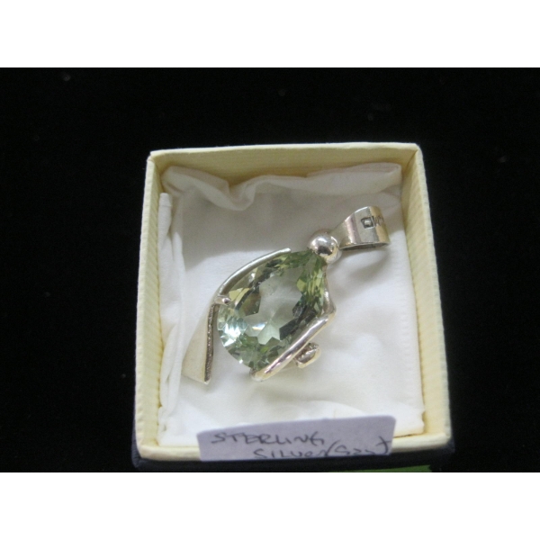 STERLING SILVER .925 PENDANT W/LIGHT GREEN STONE 