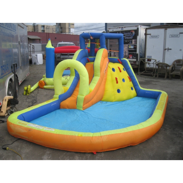 KIDS YARD BLOW-UP PLAY CENTER 