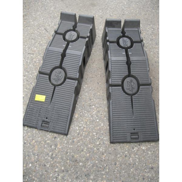 PAIR OF RINO RAMP CAR RAMPS