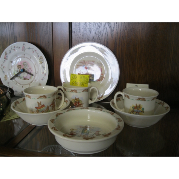 7 PIECES OF ROYAL DOULTON BUNNYKINS & ROYAL ALBERT CLOCK