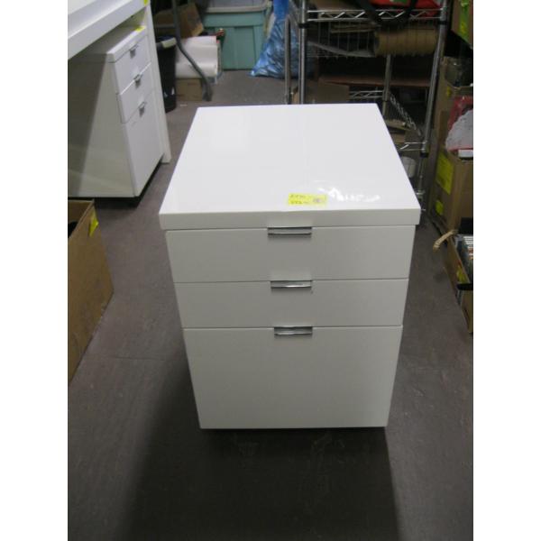 1 - 3 DRAWER SET OF DRAWERS