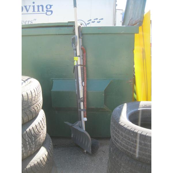 BUNDLE OF GARDEN TOOLS