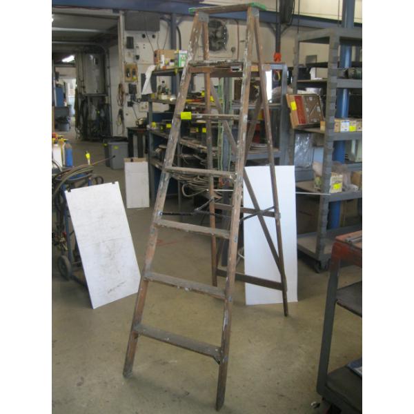 7' FOLDING STEPLADDER