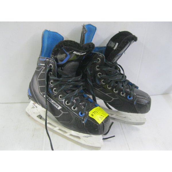 PAIR OF BAUER SKATES, SZ 4.5