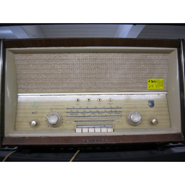 PHILLIPS LG. WOOD CASED RADIO