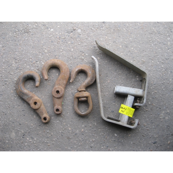 HOOKS & 2 CAMPER TIEDOWNS