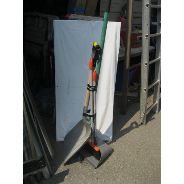 BUNDLE OF GARDEN TOOLS