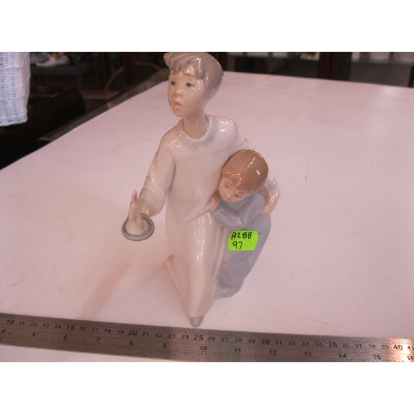 LADRO FIGURINE