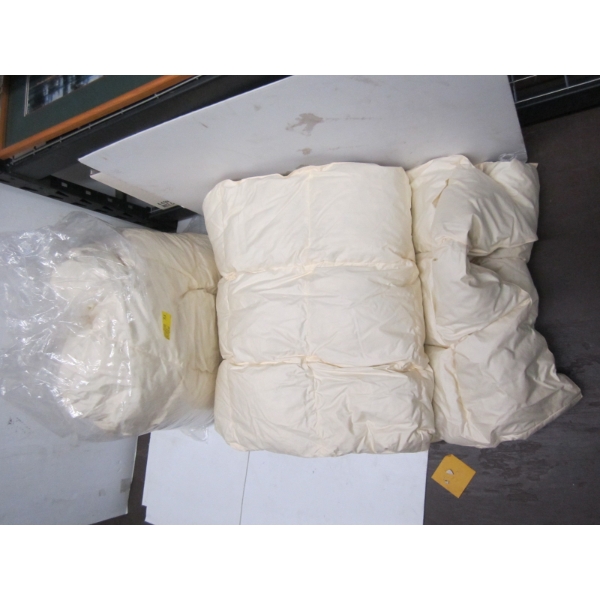 2 WHITE DUVETS