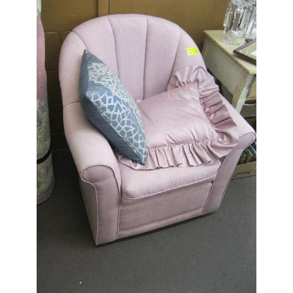 PINK TUB CHAIR W/PILLOWS