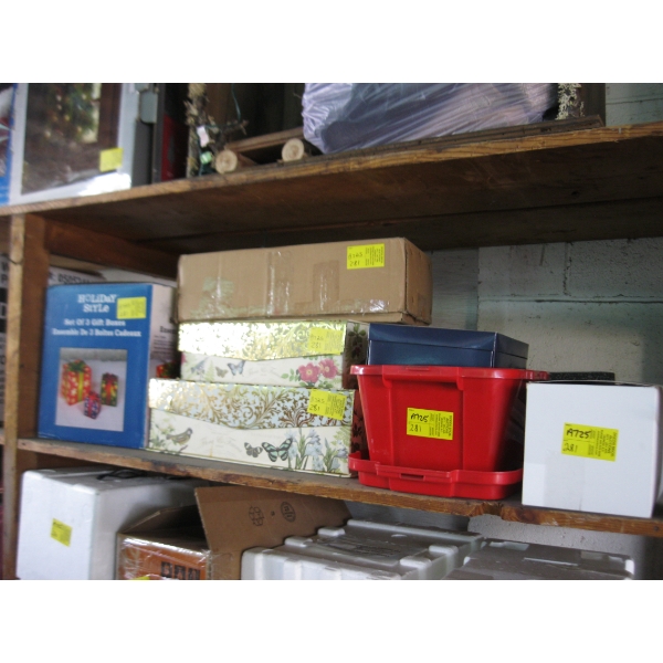 CHRISTMAS DÉCOR, LIGHT UP GIFTBOXES, ETC.