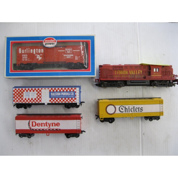 HO TRAIN ENGINE & 4 HO TRAIN CARS
