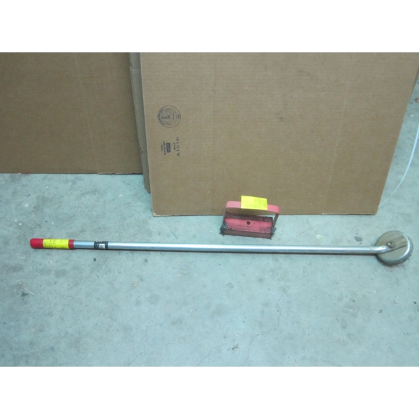 2 MAGNETIC PICKER UPPERS