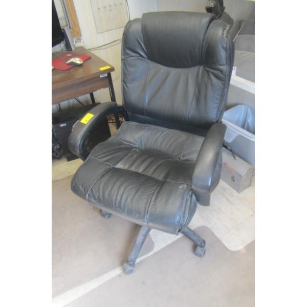 BLACK SWIVEL OFFICE CHAIR