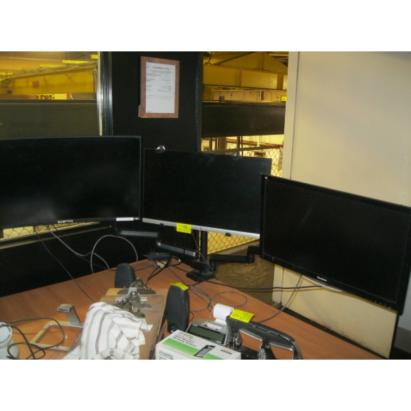 3 MONITORS W/TRIPLE MONITOR HOLDER