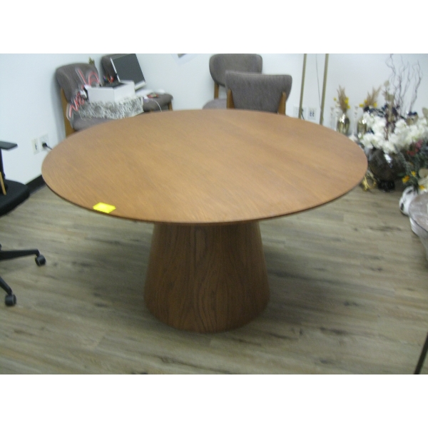 ROUND DINING TABLE W/SINGLE PEDESTAL